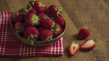 easy-recipe:-strawberry-pretzel-salad