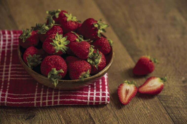 easy-recipe:-strawberry-pretzel-salad